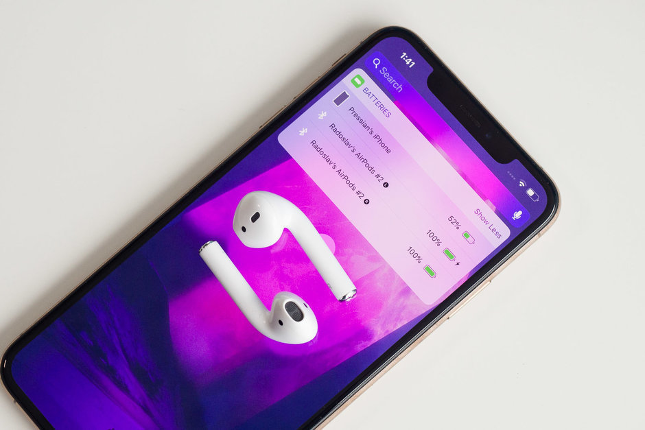 Apple AirPods ausinių įkrovimas naudojant Apple iPhone išmanųjį telefoną